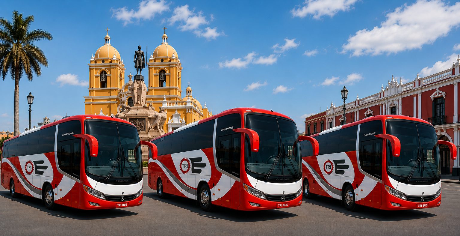 Flota de buses TRI BUS frente a la Plaza de Armas de Trujillo, Perú